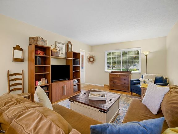 5th image of 23392 Woodview Dr