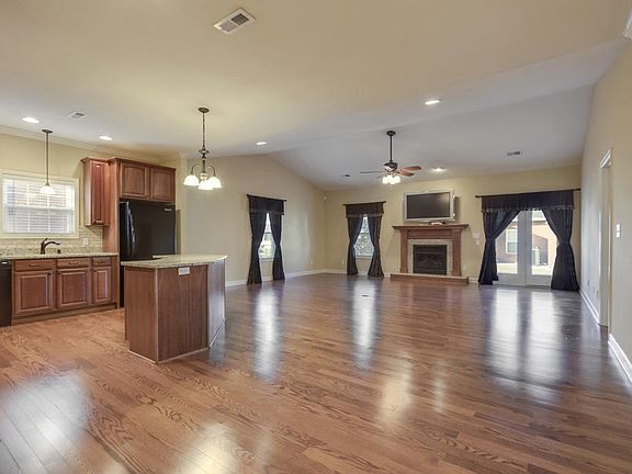 3rd image of 190 Blackfoot Way