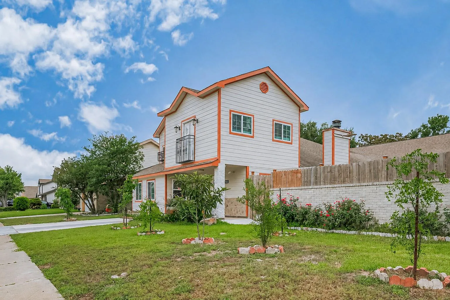 10 bed, 6.5 bath, 6299 sqft, $4,000 — Photo 2