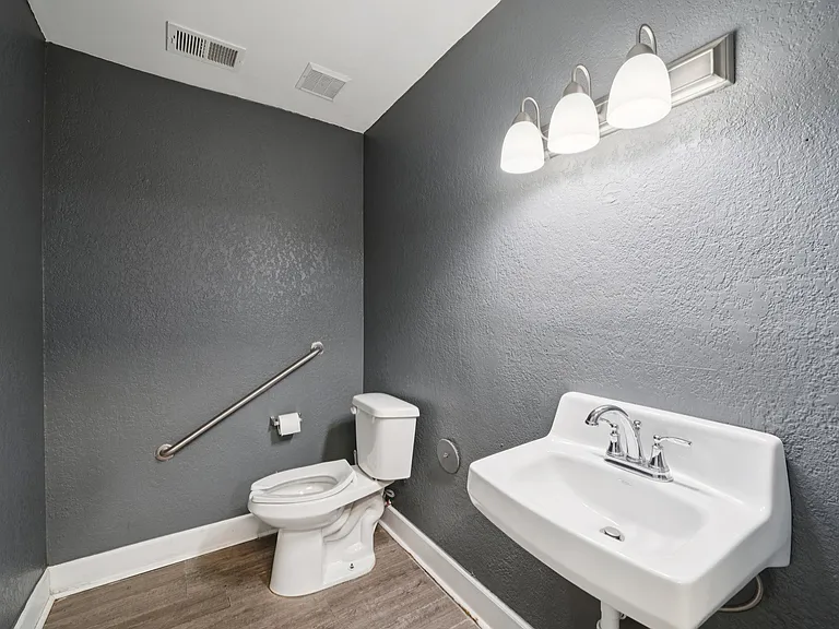 The Onyx Hoover Apartments — Photo 37