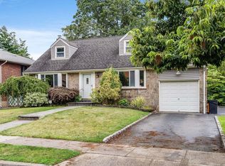 108 Seaman Rd, Jericho, NY 11753