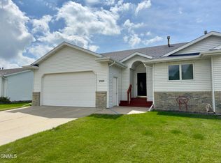 2306 Santa Barbara Dr, Bismarck, ND 58504