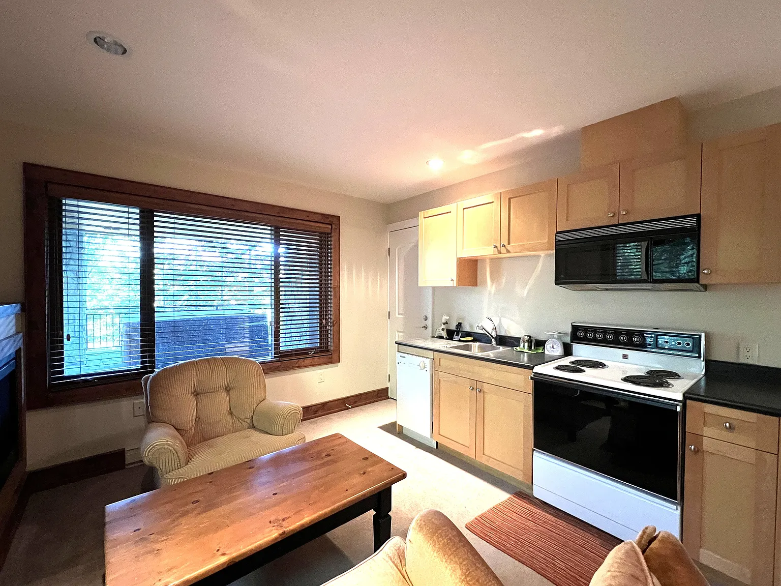 Year around one bedroom suite in Sunridge Whistler — Photo 2