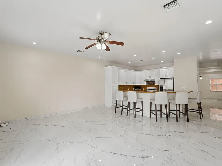 819 SW 7th Ave — Photo 13