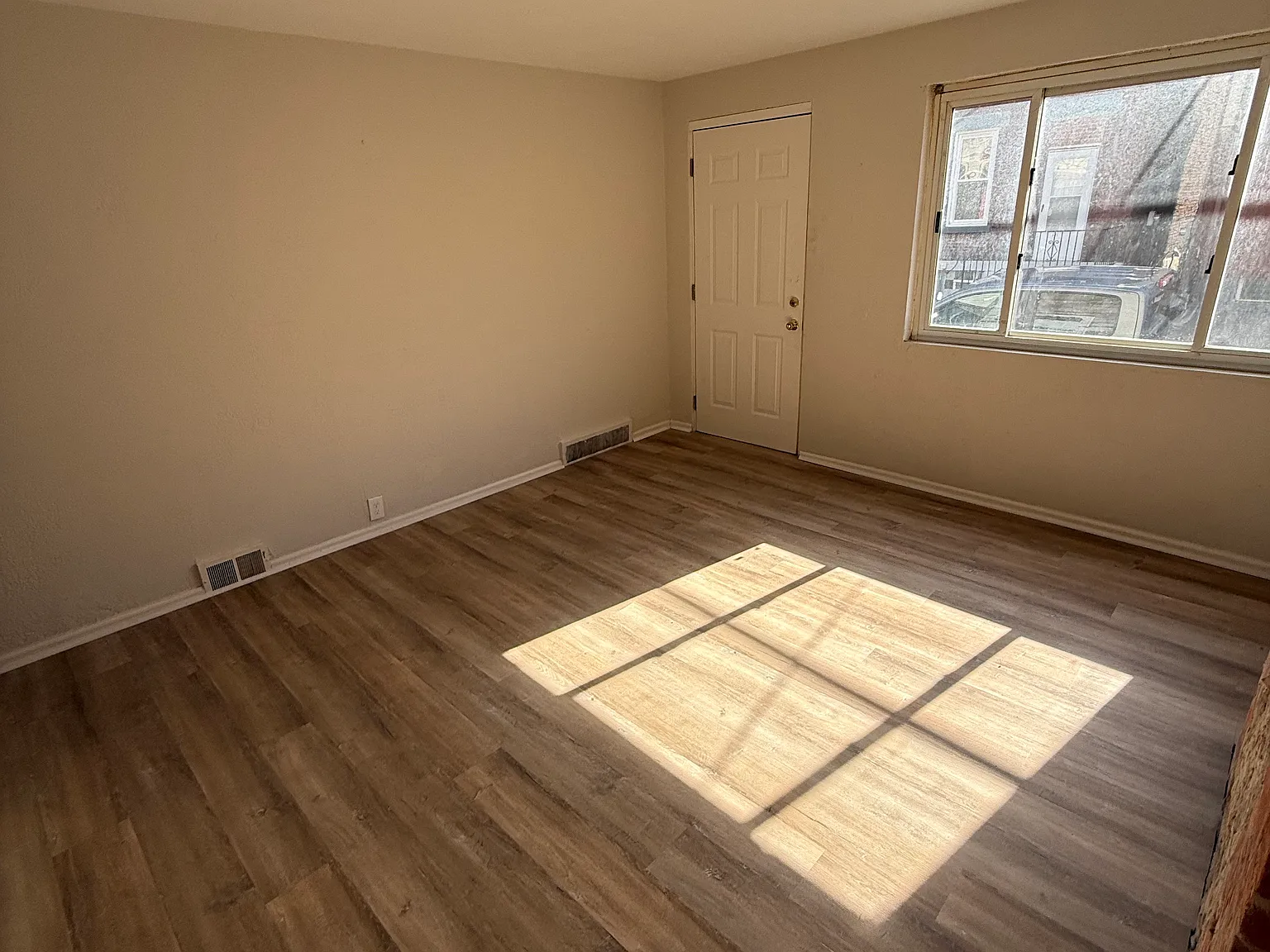 3 bed, 1105 sqft, $1,950 — Photo 3