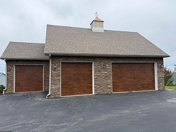 3rd image of 10 Pointe Dr