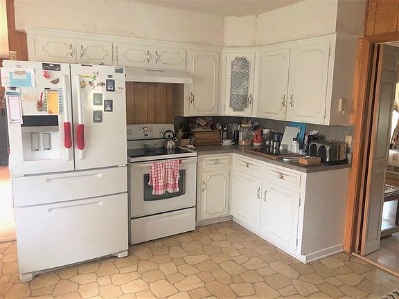 2nd image of 827 Summit Dr