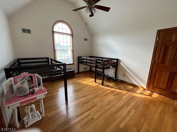 3rd image of 6 Lakeview Ter