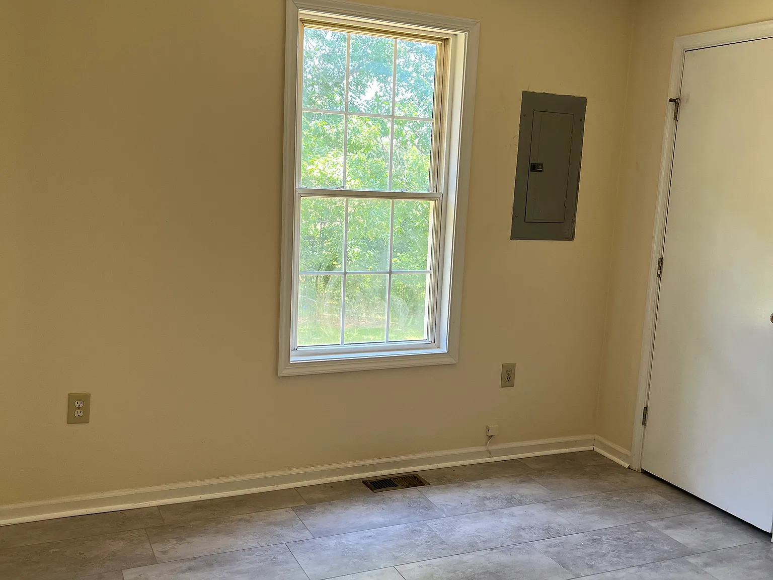 3 bed, 1400 sqft, $1,550 — Photo 2