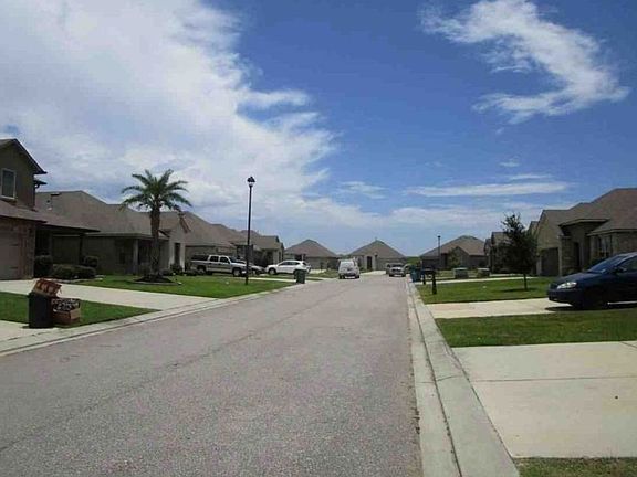 Exterior Neighborhood (street photo)
