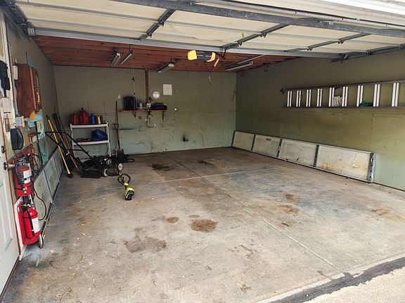 4th image of 154 Ladner Ave