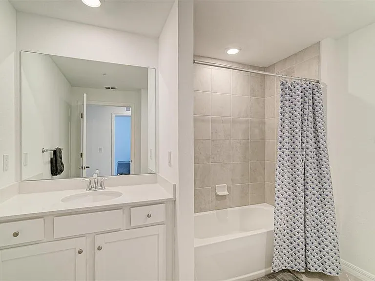 5687 N Honore Ave #411 — Photo 16