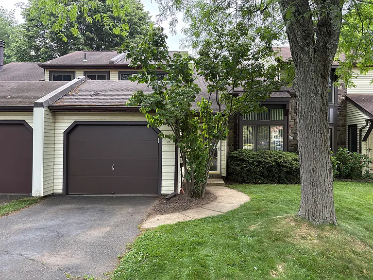 323 Milford Ct — Photo 1