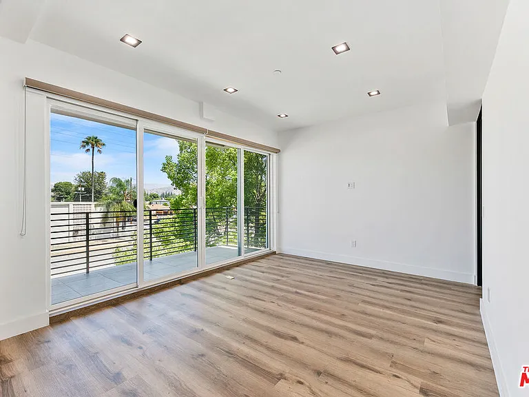 10842 Victory Blvd #201 — Photo 29