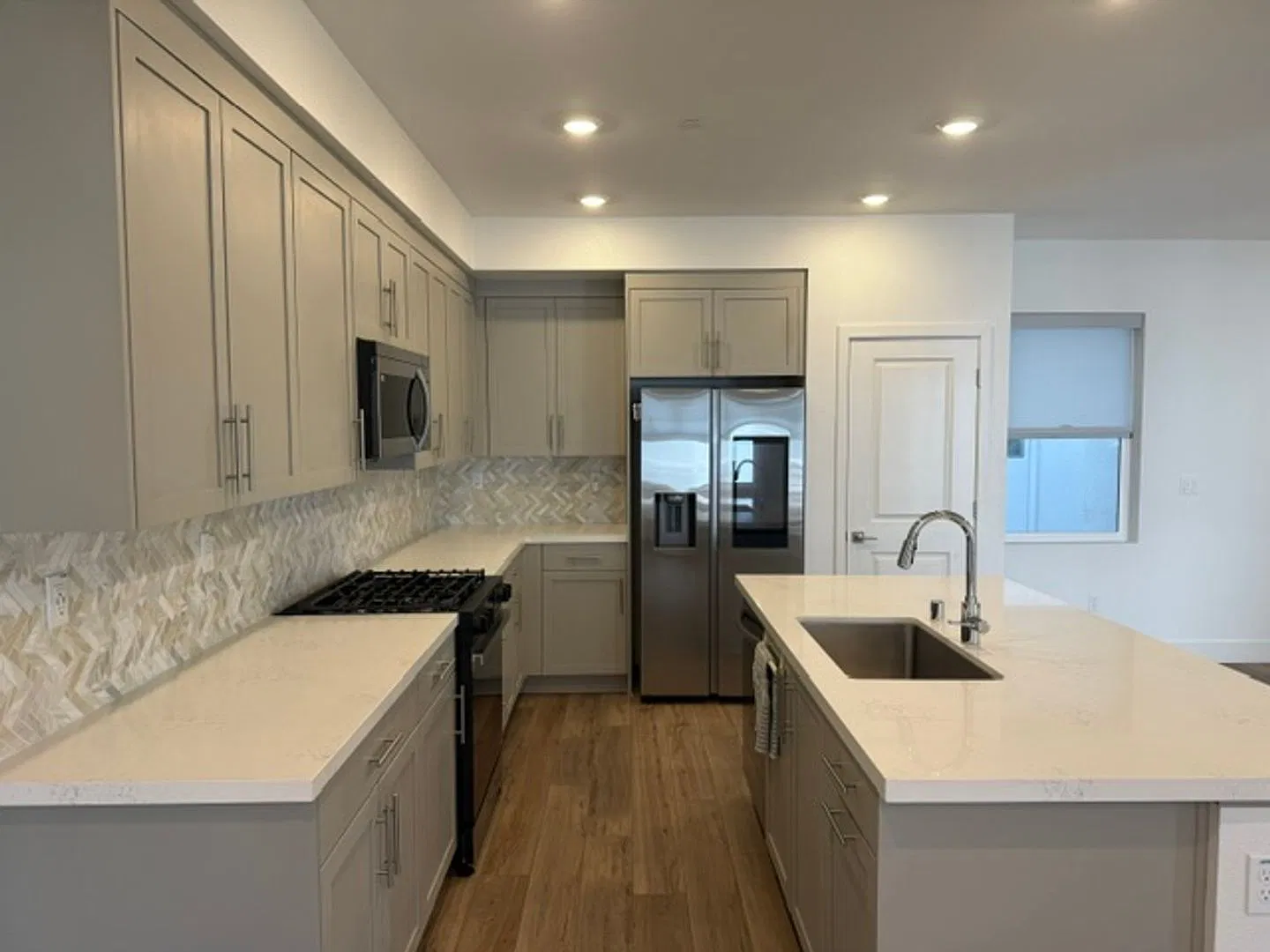 Modern 3-Bedroom Townhome with Spacious Loft in Dublin — Photo 4