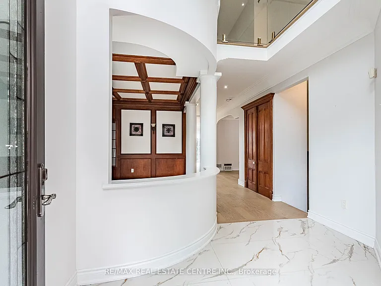 3339 Crompton Cres — Photo 4