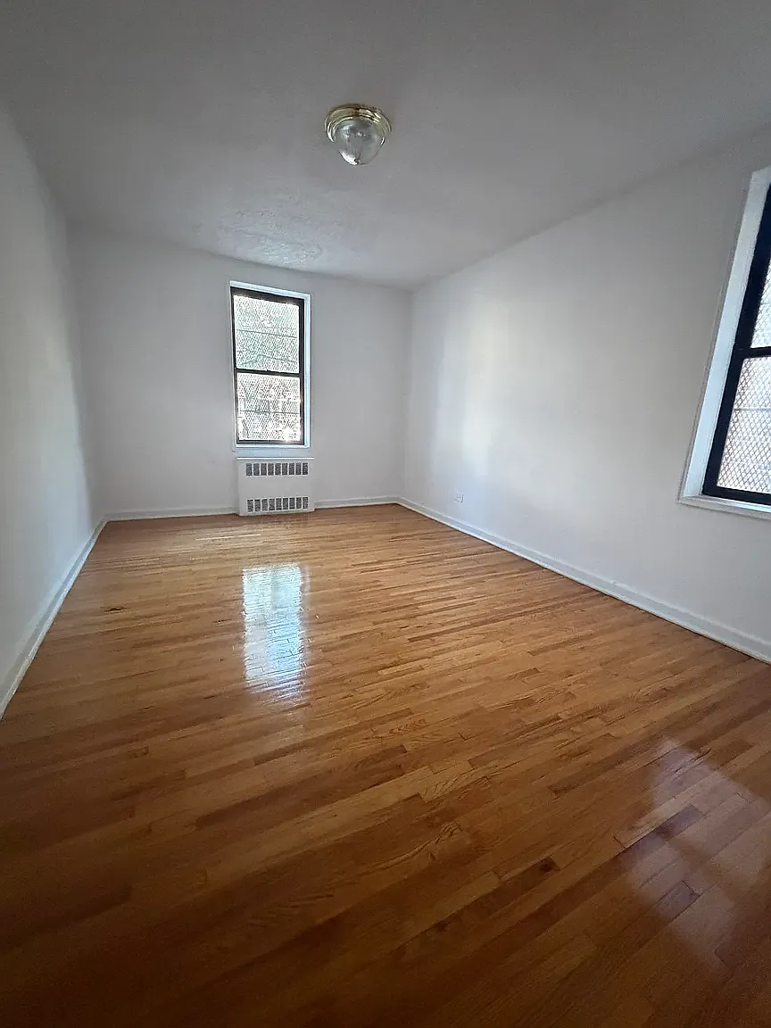 9201 Kings Highway — Photo 2