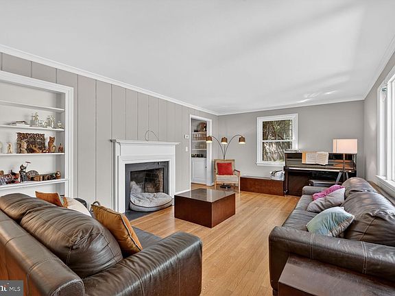 4th image of 7215 Rollingwood Dr