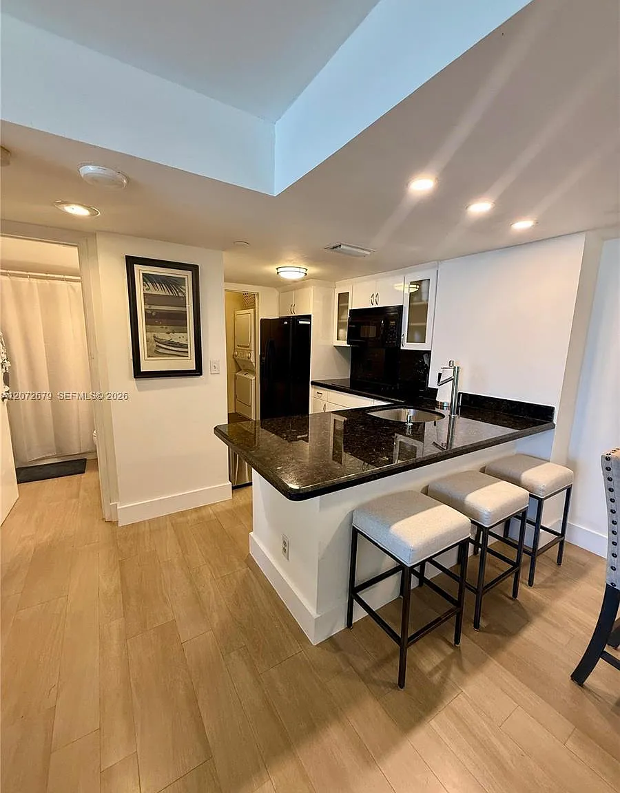 Isola Condo — Photo 4