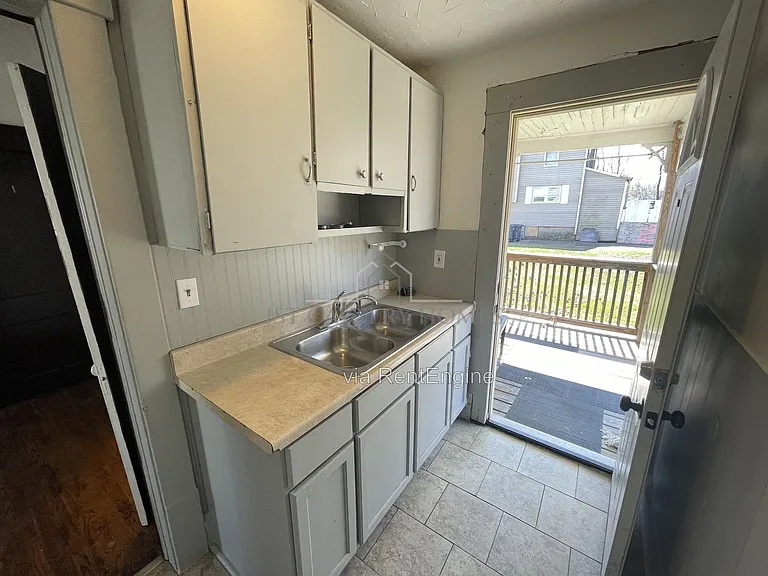 1052 Yale St #3 — Photo 13