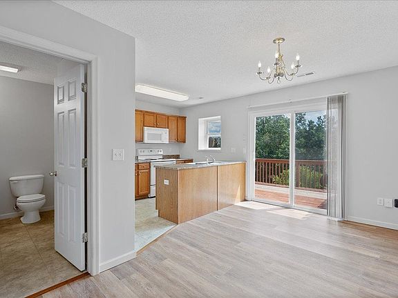 5th image of 826 Camelot Ln