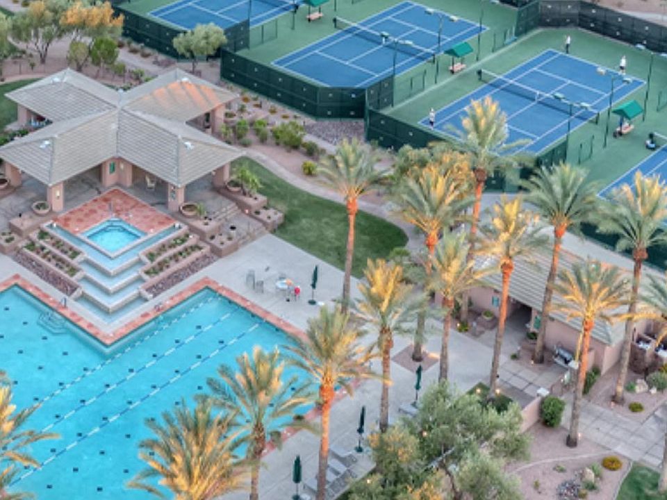 Community pool & tennis