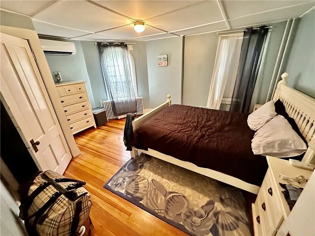 3 bed, 1.0 bath, 1392 sqft, $2,700 — Photo 4