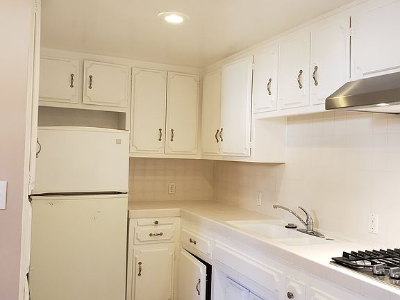 4th image of 874 Magnolia Ave #0