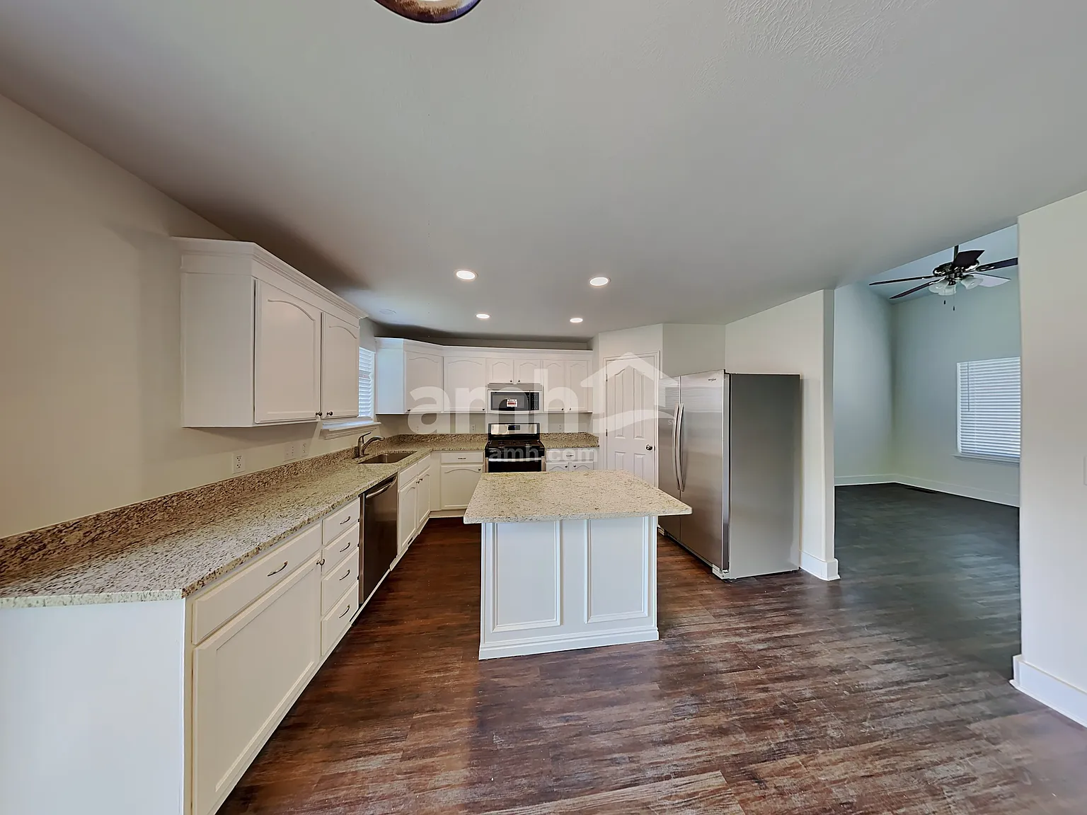 4 bed, 2.5 bath, 2714 sqft, $2,500 — Photo 4