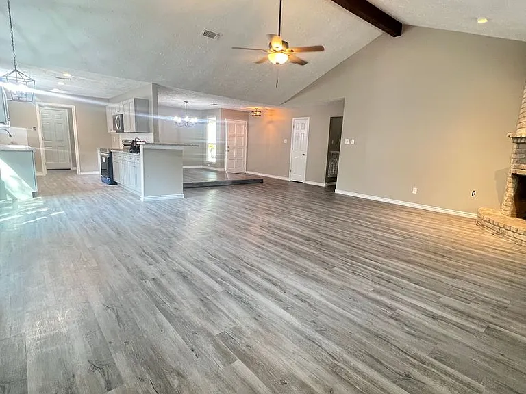 2410 Rolling Glen Dr — Photo 1