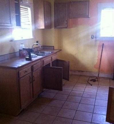 4th image of 805 Manhattan Ave