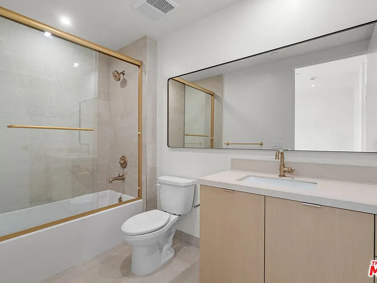 1808 Lincoln Blvd #204 — Photo 4