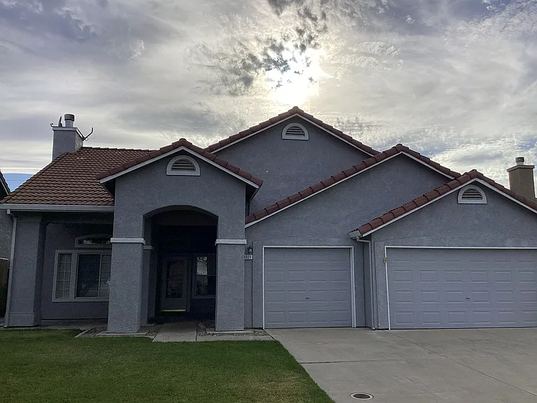 4521 Glimmer Ln — Photo 1