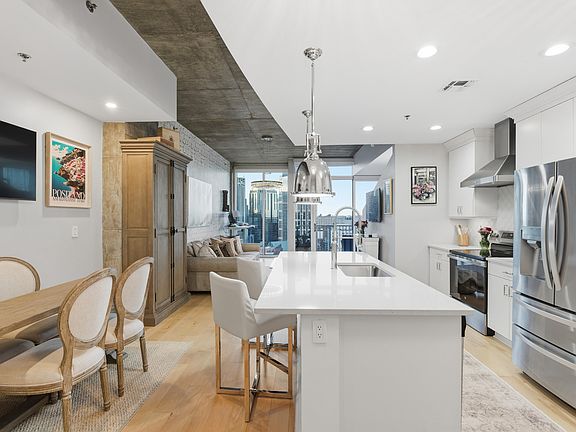 3rd image of 301 Demonbreun St Unit 2004