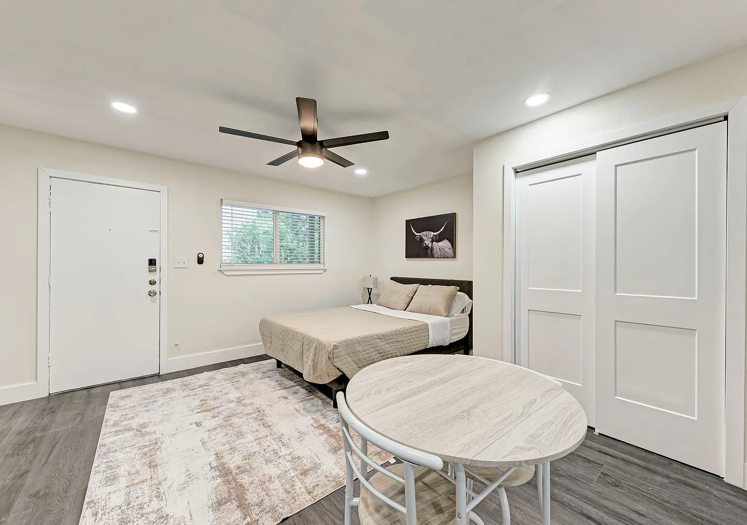 For Lease Fully Furnished Studio Near UT — Photo 2