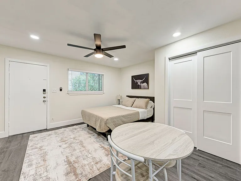2302 Leon St #13 — Photo 2
