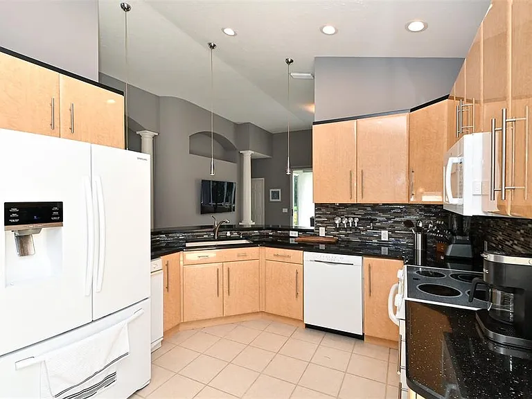 7131 Kensington Ct — Photo 16