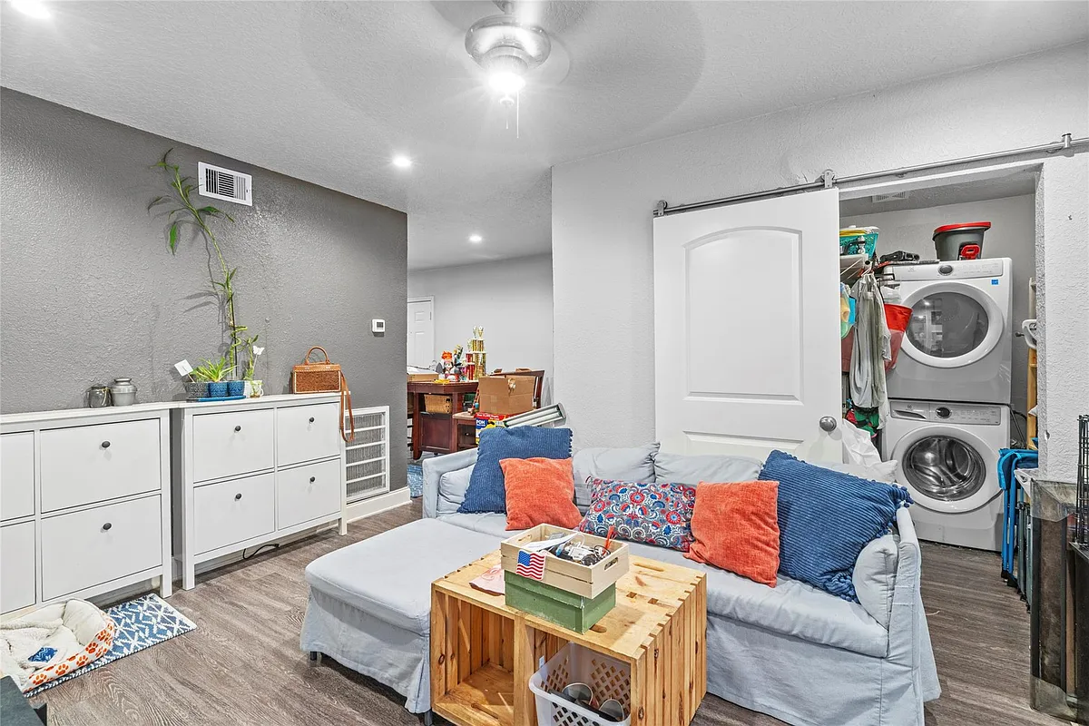 Building Photo - 4630 Woodside St #1