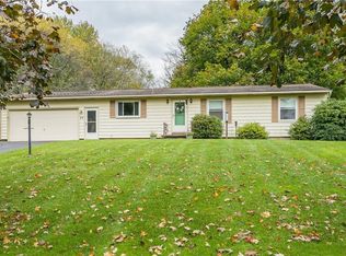 25 Woodcrest Cir, Fairport, NY 14450
