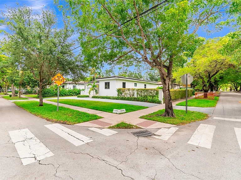 1015 Pizarro St — Photo 12