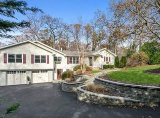 5 East Ct, Oakland, NJ 07436