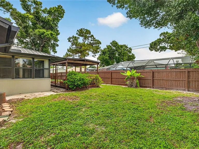 18185 Hilda Dr — Photo 20