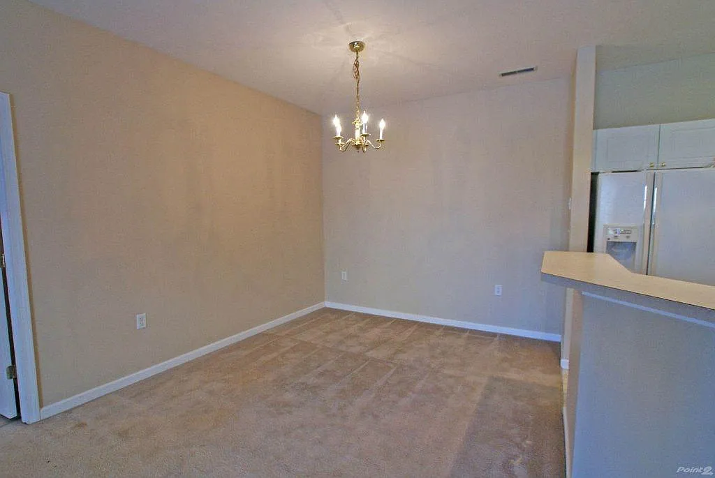 821 Spring Valley Dr — Photo 4
