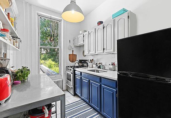 4th image of 27 Hawthorne St #2