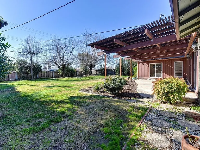 1302 Frances Dr — Photo 16