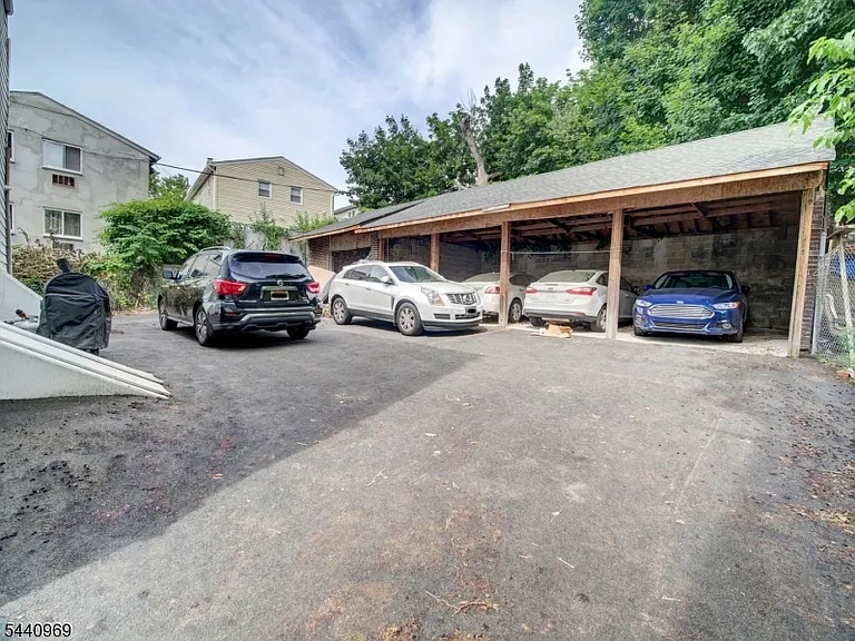 143 Huntington Ter #2R — Photo 14