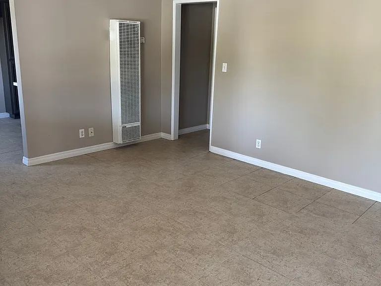 405 S Kroeger St — Photo 4