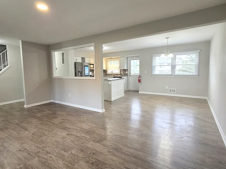 1032 Valley Stream Rd — Photo 2