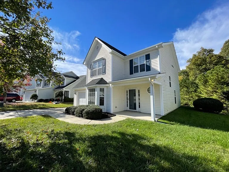 433 Holly Thorn Trce — Photo 4