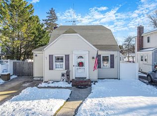 65 Ash St, Lindenhurst, NY 11757
